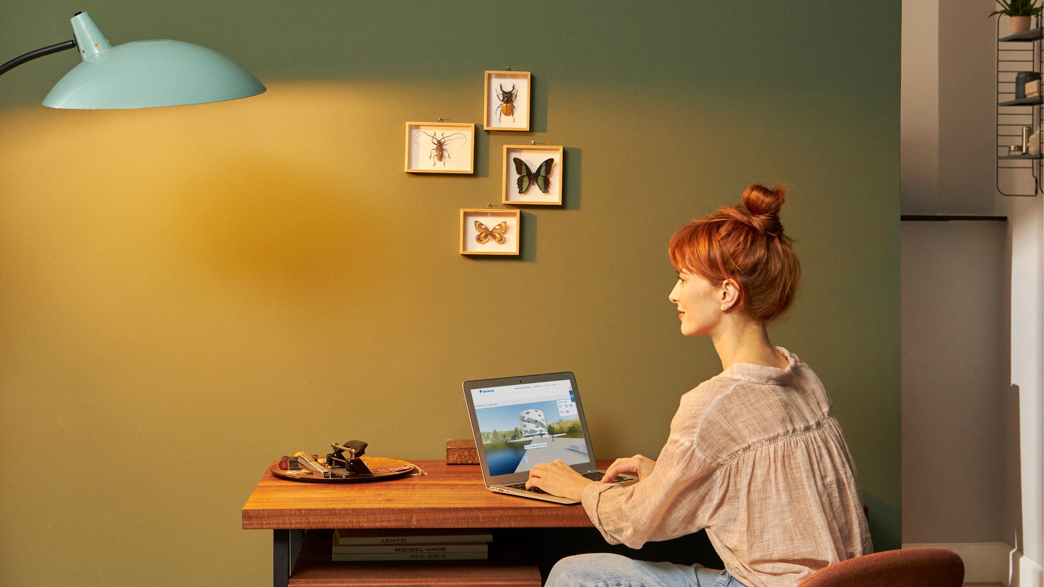 Eine Frau arbeitet in ihrem Büro